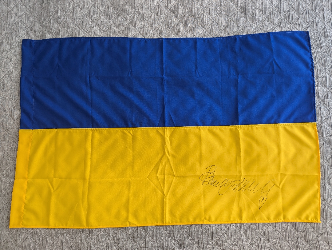 Прапор України з автографом екс-Главкома ЗСУ Валерія Залужного