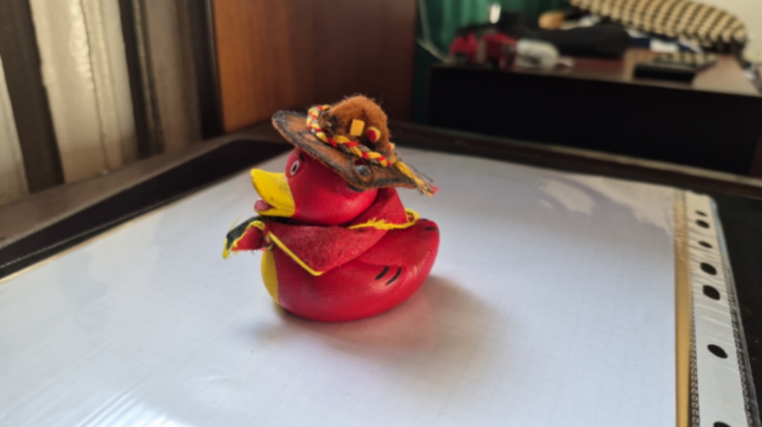 Декоративна качечка ручної роботи з акриловим розписом